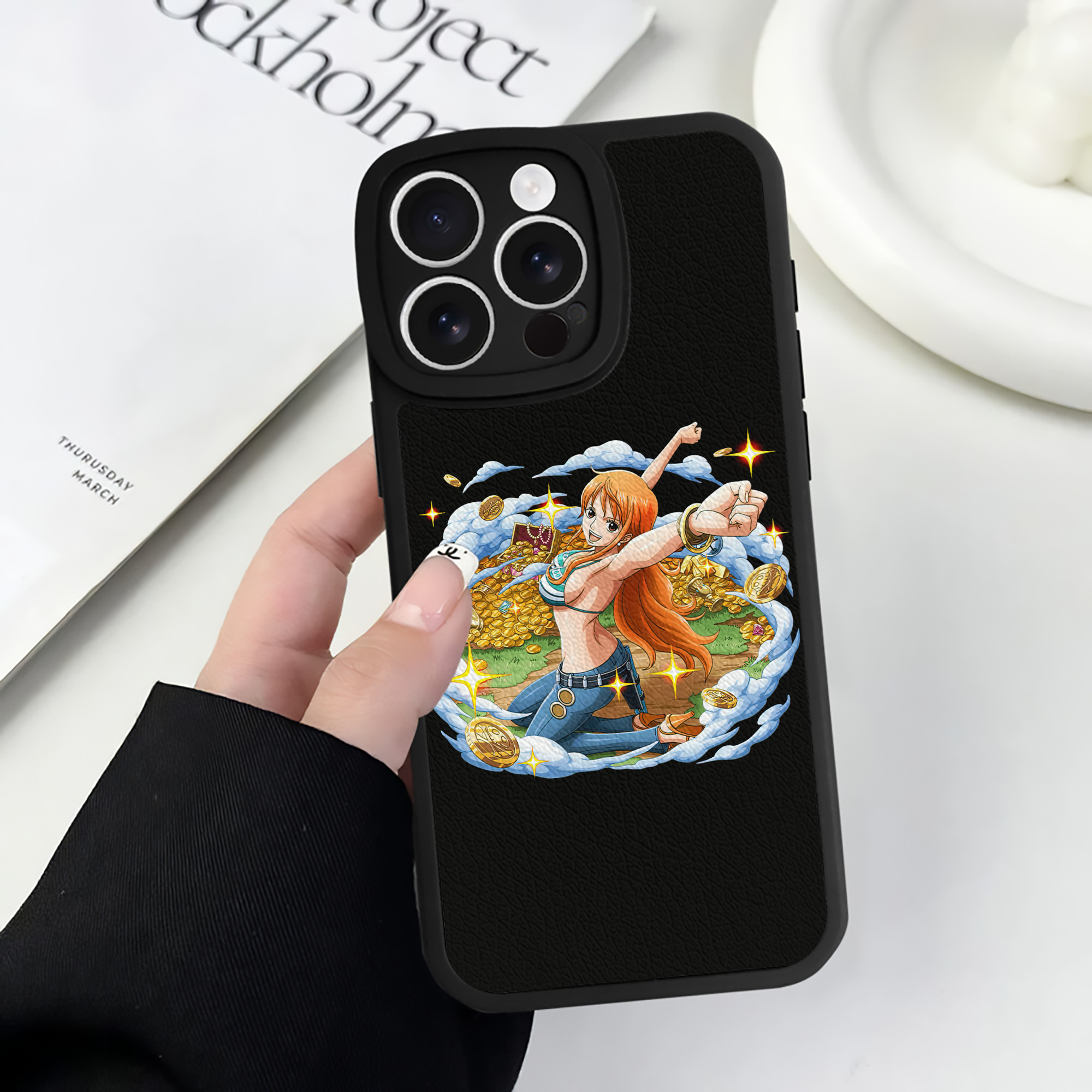 （画像用） ワンピース ナミ ONE PIECE Nami 【iPhone 16シリーズ対応】シリコンスマホケース（レザー調） 材質：シリコン